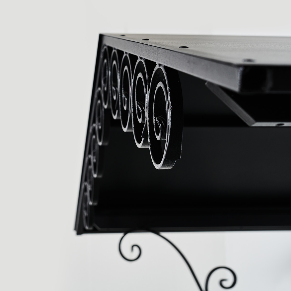 A-mallinen-harjakattoinen-ovikatos | Sisustusliike Portiikki A mallinen harjakattoinen ovikatos rappuun.