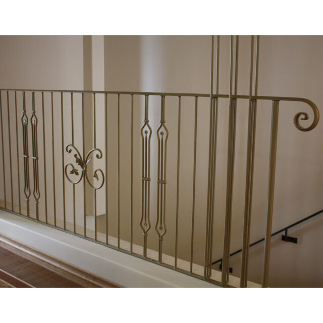 Beige jugend kaide rapun vieressä.