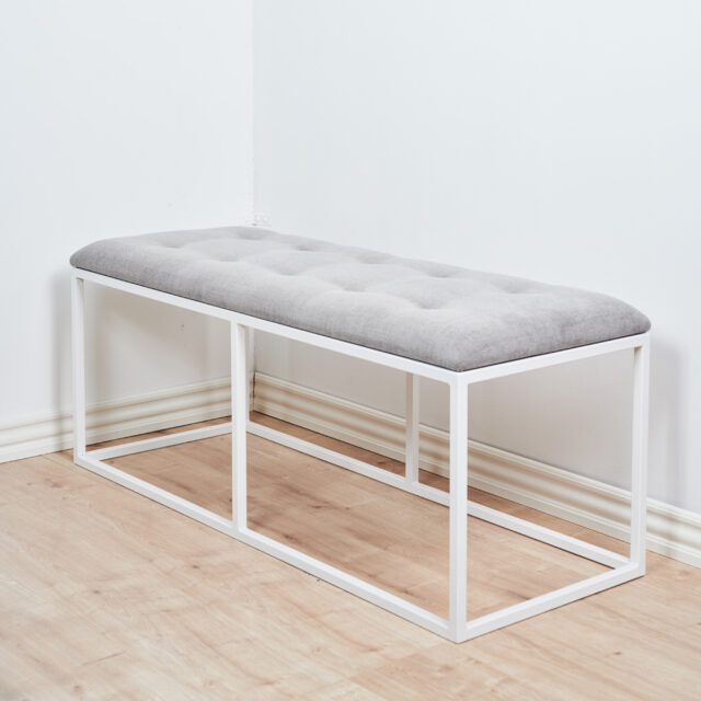 Harmaa rahi napeila ja valkoisella rungolla.