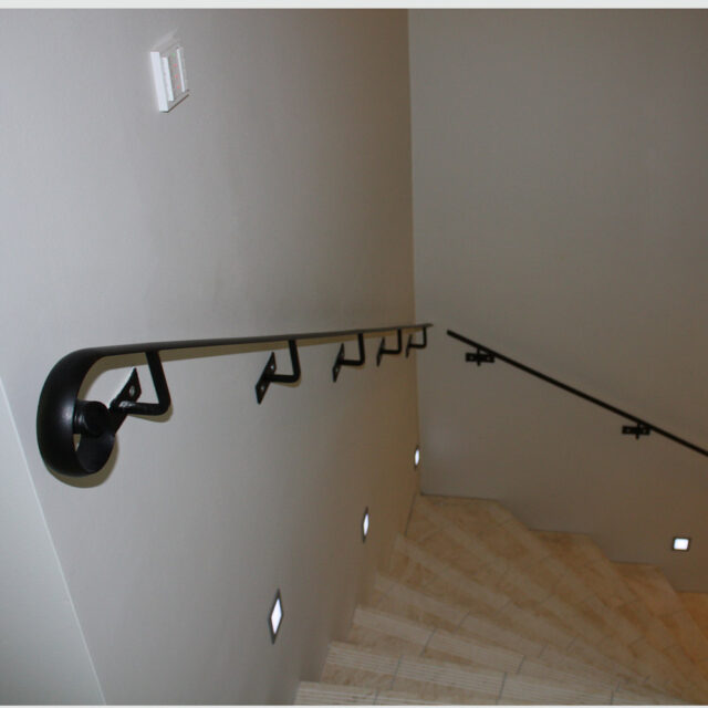 Käsijohde kellarin rapussa.