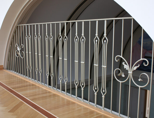 Kaide,yläkerran aulaan, takorautainen kaide, metallikaide, kaide rautaa, takorautaosat