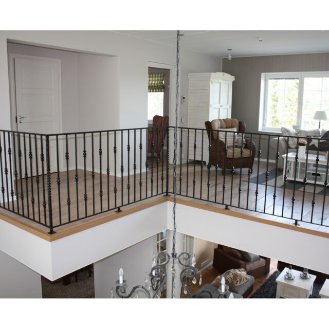 Yläkerran musta kaide.