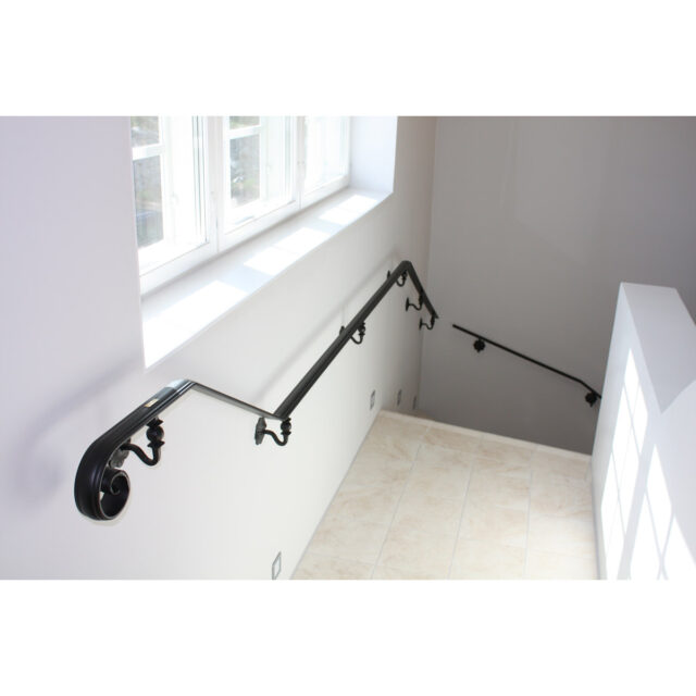 Musta johde seinälle.