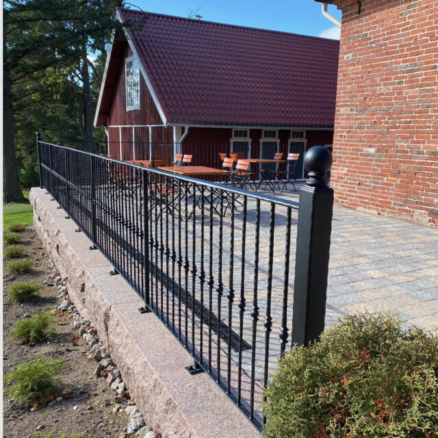 Aita kartanon terassilla. Terassin kaide.