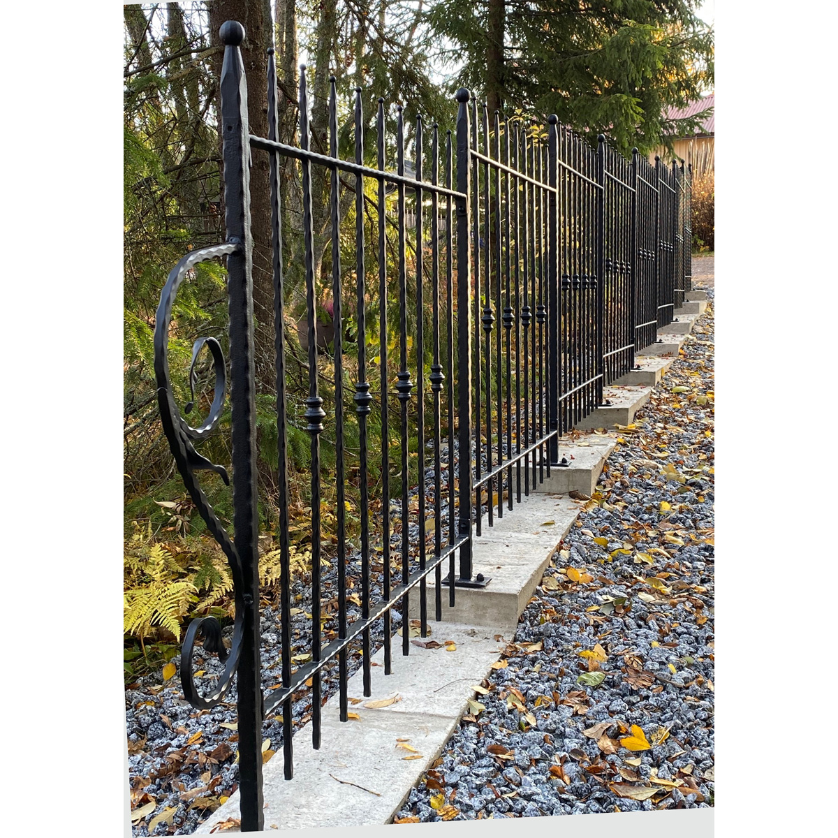 Korkea-rautaaita | Sisustusliike Portiikki Korkea takorautainen aita.