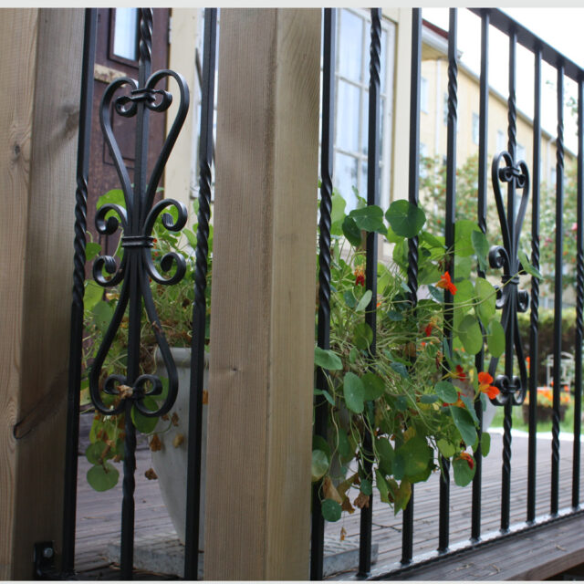 Metallikaide terassin reunalla.