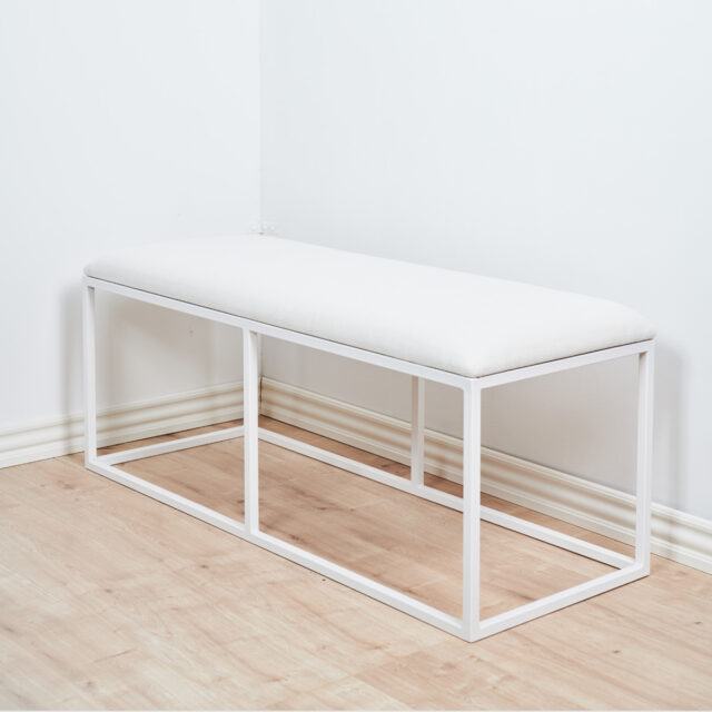 Valkoinen rahi metallirungolla.