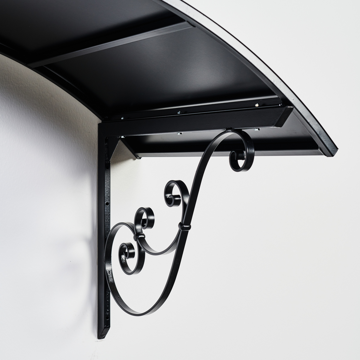 Musta ovikatos 4 yk 3 | Sisustusliike Portiikki Musta ovikatos standardikokoisen oven päälle.