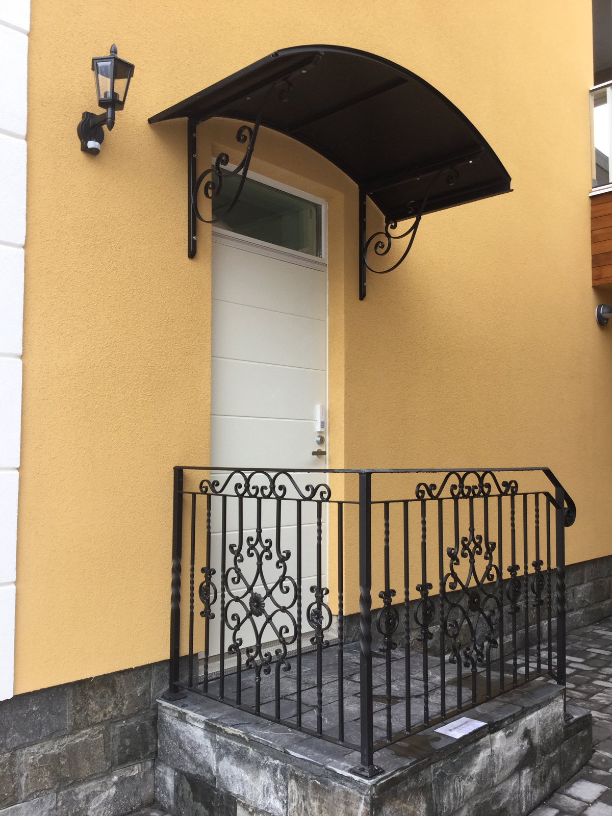 Ovikatos ja kaide VillaTango | Sisustusliike Portiikki ovikatos ja ovilippa, katos oven päälle