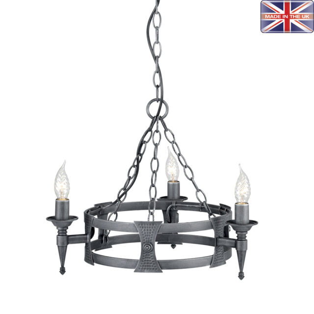 Pieni takorautainen kattokruunu viinikellariin