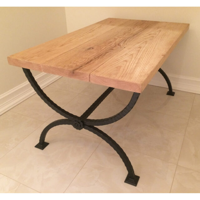 Takorautainen pöytä tammitasolla.
