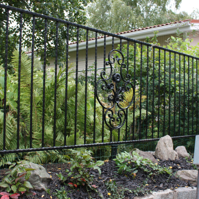 Musta rautaaita takorautaa.