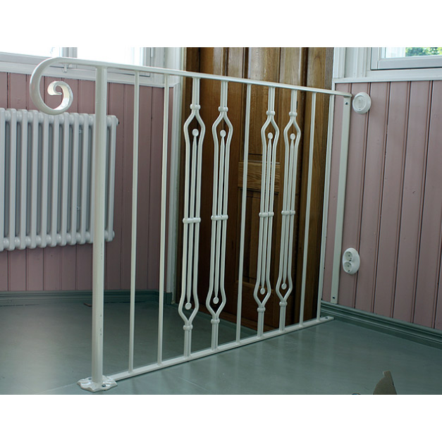 Vaalea takorautainen jugend kaide mittatilauksena.