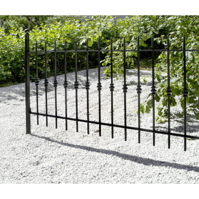 Valurauta-aita on saatavilla elementteinä, joista rakennat helposti kestävän aidan.