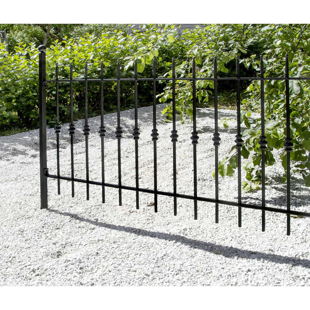 Musta valurauta-aita | Sisustusliike Portiikki Valurauta-aita on saatavilla elementteinä, joista rakennat helposti kestävän aidan.