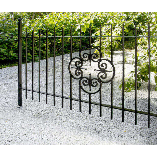 Metalliaita koristeella, takorauta aita, valurautainen aita.