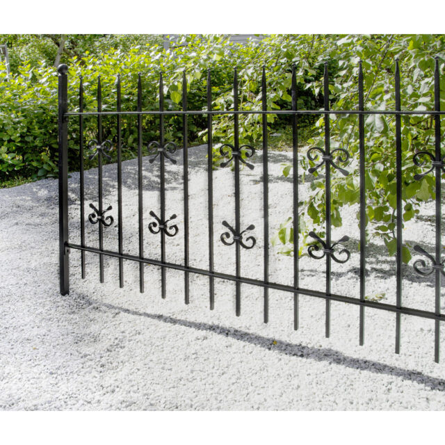 Musta aita koristeilla on takorautaa ja maalattu pulverimaalila.