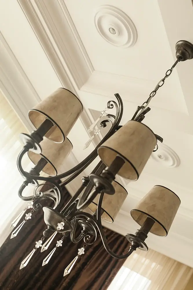 perinteinen-kattokruunu-kendra | Sisustusliike Portiikki Kattokruunu varjostimilla, perinteinen kattovalaisin, perinteinen sisustus