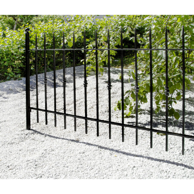 Rauta-aita, valurauta aitaelementti puutarhaan.