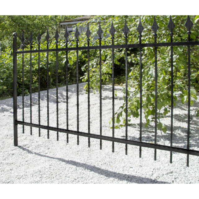 Takorautainen aita nuolenkärjillä on kestävä ratkaisu pihan ympärille.